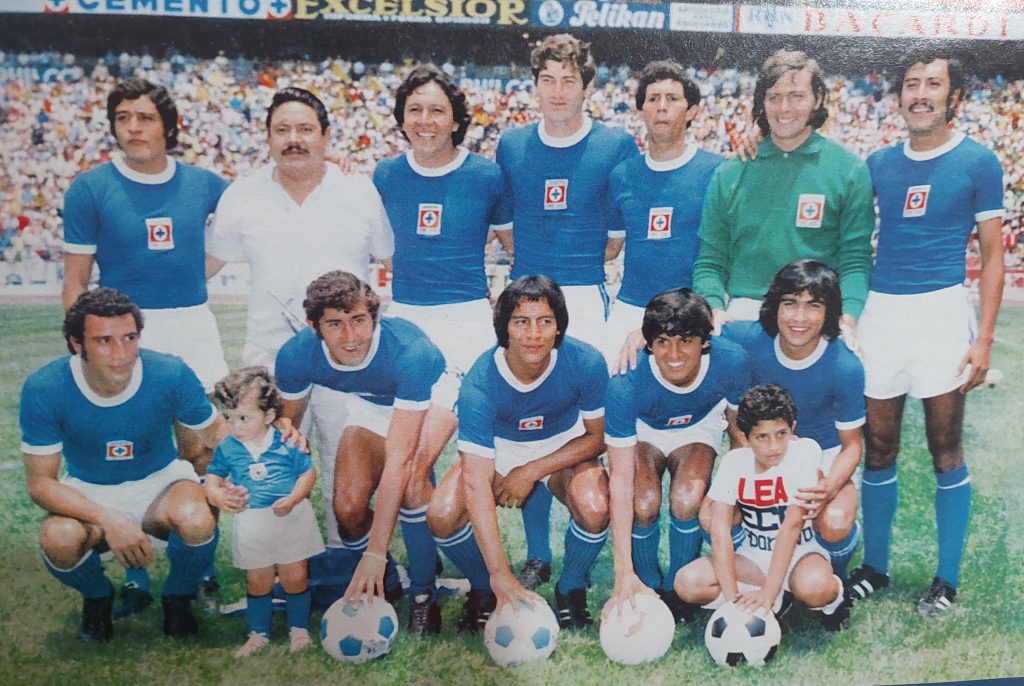 El uniforme que portó Cruz Azul cuando se consagró Campeón en el 72. (Foto: Revista Récord)